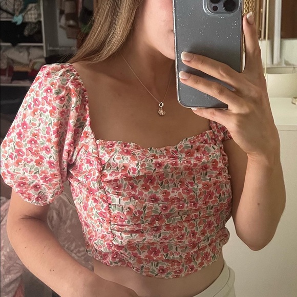 Adorable flower top - Picture 2 of 2